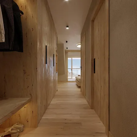 Kristall Hotel 4*