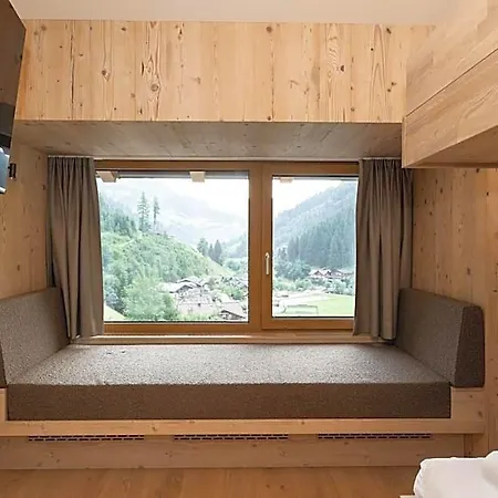Kristall Hotel 4*